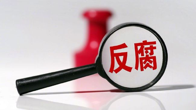 由青年导演郑雷执导、编剧的科幻悬疑电影 《平行森林》发布定档海报及定档预告，正式宣布10月15日全国上映